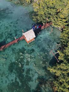 eine Luftansicht eines Hauses im Wasser in der Unterkunft Hotel Boutique Aurea in Bacalar