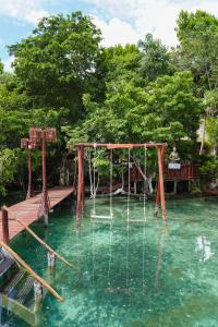- une aire de jeux dans une piscine d'eau dans l'établissement Aurea Bacalar, à Bacalar
