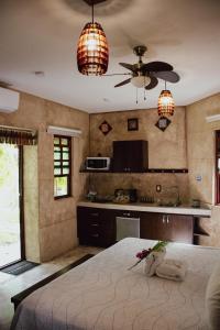 - une cuisine avec un grand lit dans une chambre dans l'établissement Aurea Bacalar, à Bacalar