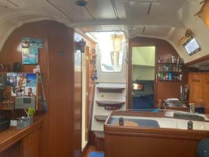 a kitchen with a van with a sink in it at Le Voilier dans la baie des Saintes in Terre-de-Haut