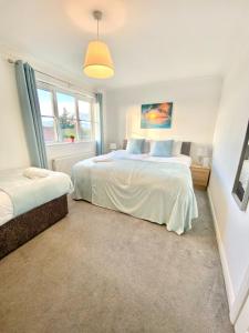 Giường trong phòng chung tại Stunning Home Driveway and Garden FREE PRIVATE PARKING - Northampton