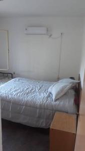 Ліжко або ліжка в номері Apto. a dos cuadras del mar