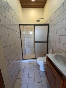 La salle de bains est pourvue d'une douche, de toilettes et d'un lavabo. dans l'établissement Casa Pura Vida Copal KiteBeach, à Playa Copel