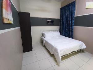 a small bedroom with a bed and a window at Afya Alya Guesthouse Melaka in Melaka