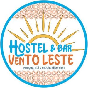 un logo pour une auberge de jeunesse et un bar dans l'établissement Hostel Vento Leste, à Bombinhas