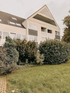 a large house with bushes in front of it at Wohnen im 3 Ländereck! Essen, Mülheim, Oberhausen! BS2HL in Essen