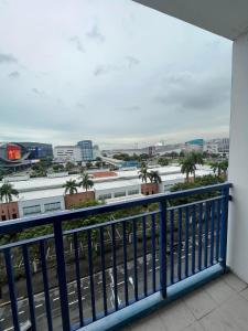 einen Balkon mit Stadtblick in der Unterkunft Sea residence reyplace in Manila