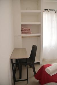 een bureau en een stoel in een kamer met een bed bij la casa del solo envigado in Envigado