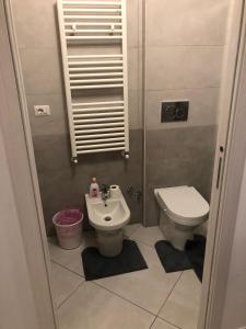 a small bathroom with a toilet and a sink at B&B Al Cavour in Acireale