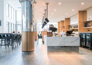 uma grande cozinha com um bar e uma sala de jantar em Executive Apartment with Pool & Gym em Brisbane