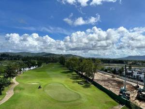 uma vista superior de um campo de golfe com um green em 普吉岛Laguna海滩豪华天际泳池公寓，奢华体验与休闲之选 em Phuket