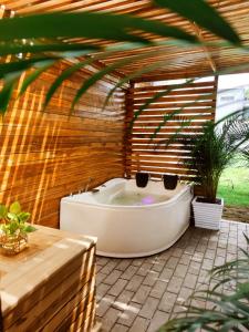 a bath tub in a pergola with potted plants at LITERATIUM in Mompos