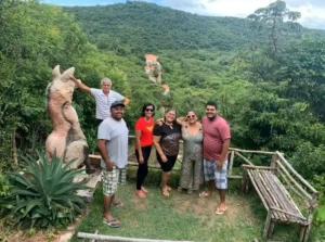 een groep mensen die poseren voor een foto op een berg bij Mirante toca da raposa in Meruoca