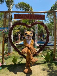 a teddy bear is sitting in a heart swing at Mirante toca da raposa in Meruoca