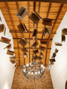 una habitación con un montón de libros colgando del techo en LITERATIUM, en Mompox