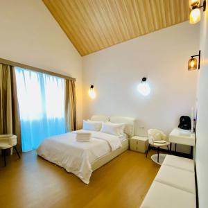Kampong Kundassan的住宿－929 Villa, kundasang，卧室配有白色的床和窗户。