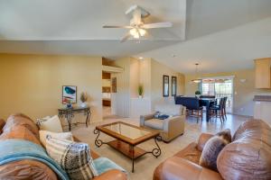 una sala de estar con un sofá y una mesa en Tucson Home 11 Mi to Saguaro National Park!, en Tucson