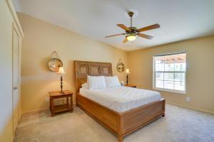 een slaapkamer met een bed en een plafondventilator bij Tucson Home 11 Mi to Saguaro National Park! in Tucson