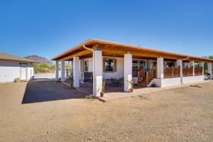 Casa con porche y terraza en Tucson Home 11 Mi to Saguaro National Park!, en Tucson