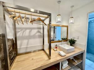 庫斯科的住宿－CASA CRISTOBAL Siete Cuartones CASONA COLONIAL，一间带水槽和镜子的浴室