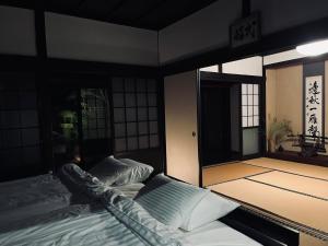 um quarto com uma cama com um espelho e um quarto com em GOEMON The Last Japan 