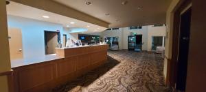 eine Lobby eines Hotels mit Friseursalon in der Unterkunft Pacific Sunrise Inn & Suites in Ocean Shores