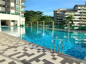 una piscina de agua azul frente a los edificios en EasyStay Home 2-4pax @Geo38 Genting No Deposit No Queue, en Genting Highlands