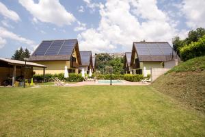 una casa con paneles solares en el techo en Case Vacanza Orchidea, en Coreglia Antelminelli