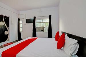 Een bed of bedden in een kamer bij OYO Flagship Hotel Samrat