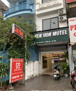 Um edifício com um cartaz que diz "Motel Urban Houston" em YÊN HÒA MOTEL em Hanói