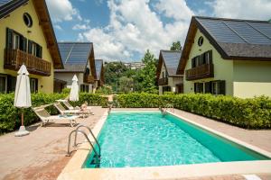 a swimming pool in the backyard of a house at Case Vacanza Orchidea in Coreglia Antelminelli