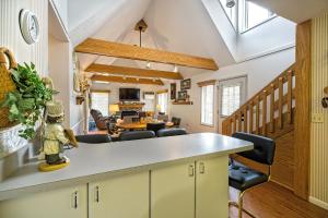cocina y sala de estar con techo abovedado en Sun & Snow Escape: Ski/Golf Condo at Peek & Peak en Clymer