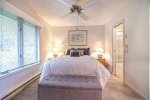 - une chambre avec un grand lit et un ventilateur de plafond dans l'établissement Sun & Snow Escape: Ski/Golf Condo at Peek & Peak, à Clymer