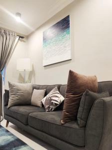 - un salon avec un canapé et des oreillers dans l'établissement Mimpi D View Homestay, à Kuala Terengganu
