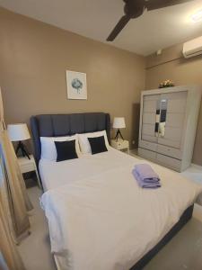 una camera da letto con un grande letto con un asciugamano viola di Mimpi D View Homestay a Kuala Terengganu