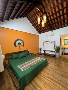 ein Schlafzimmer mit einem großen grünen Bett in einem Zimmer in der Unterkunft Thom's House in Ninh Bình