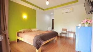 Postel nebo postele na pokoji v ubytování The shark resort ปราณบุรี