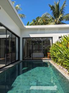WAKA VILLA Private Resort & Spa - Adults Only في سيام ريب: مسبح داخلي في فيلا مع بيت