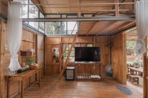 TV a/nebo společenská místnost v ubytování Mơ Garden Retreat DaLat