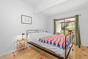 - une chambre avec un lit et une fenêtre dans l'établissement Durras Cottage, à Durras