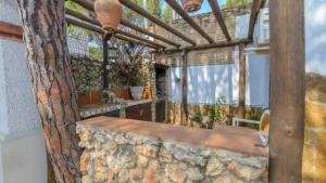 a kitchen with a stone counter and a stone wall at Marquise House con piscina privada in Punta Umbría