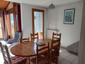 a dining room with a wooden table and chairs at Appartement Bourg-Saint-Maurice, 3 pièces, 6 personnes - FR-1-411-908 in Bourg-Saint-Maurice
