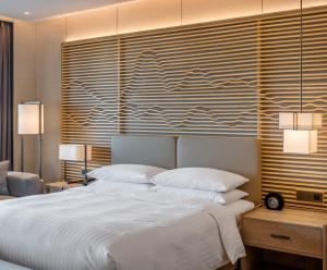 Postel nebo postele na pokoji v ubytování Shenzhen Marriott Hotel Golden Bay