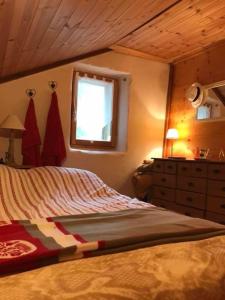 ein Schlafzimmer mit einem Bett, einer Kommode und einem Fenster in der Unterkunft Maisonnette avec terrasse et vue imprenable in Théus