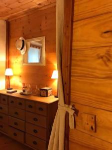 ein Schlafzimmer mit einer Kommode, einem Spiegel und einer Kommode in der Unterkunft Maisonnette avec terrasse et vue imprenable in Théus