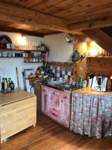 eine Küche mit einer alten Holzinsel in einem Zimmer in der Unterkunft Maisonnette avec terrasse et vue imprenable in Théus