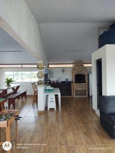 ein Wohnzimmer mit Tisch und Kamin in der Unterkunft Casa amarela cantinho de lazer in Ilha Comprida