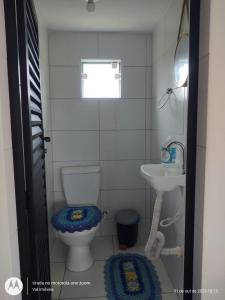 ein kleines Badezimmer mit Toilette und Waschbecken in der Unterkunft Casa amarela cantinho de lazer in Ilha Comprida + 23 Fotos