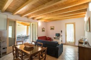 a living room with a couch and a table at Case Vacanza Orchidea in Coreglia Antelminelli
