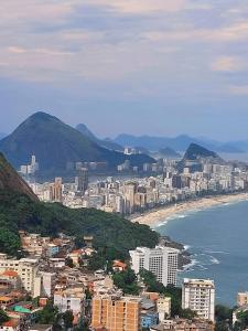 vistas a la ciudad y a una playa con edificios en Meu Cantinho, en Río de Janeiro